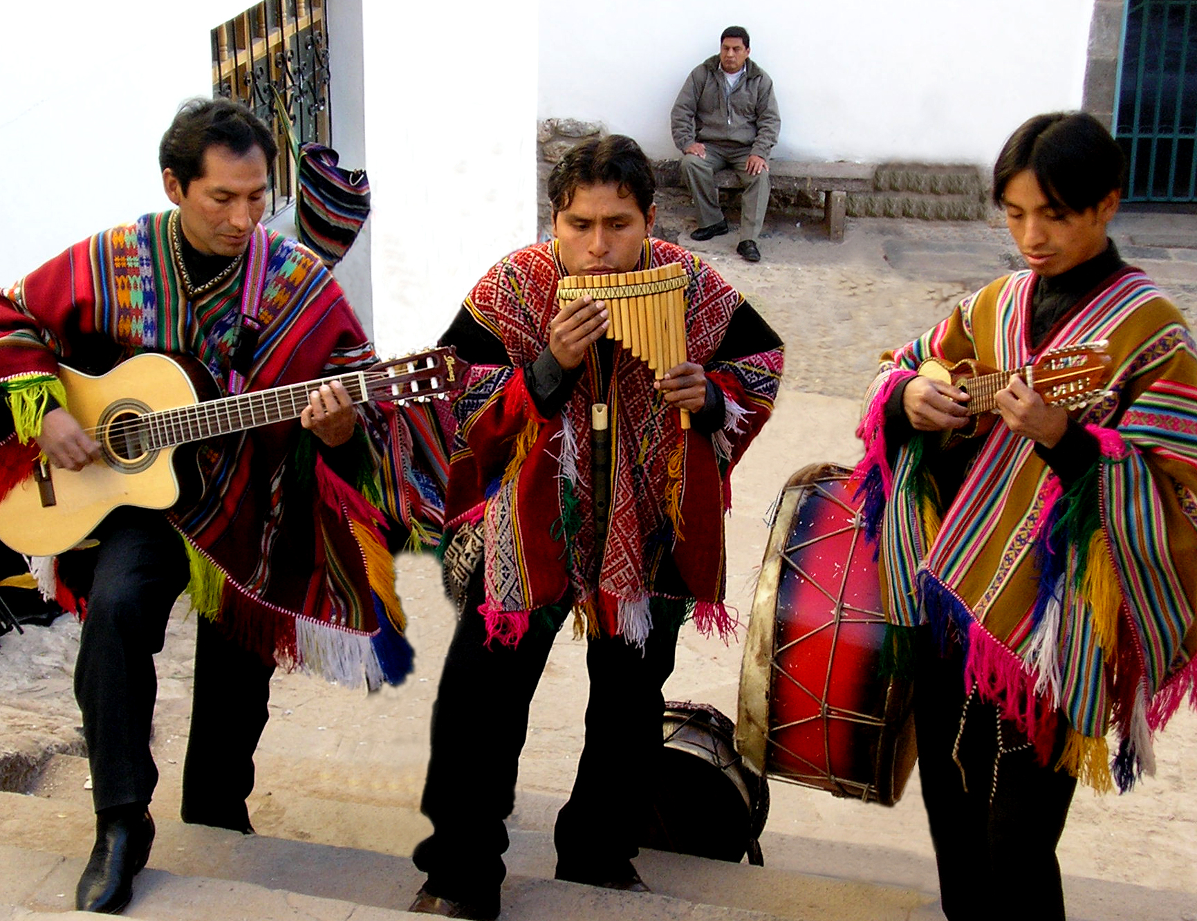 Музыка народов слушать. Население Перу перуанцы. Традиции Перу. Музыканты Перу. Этнические музыканты.